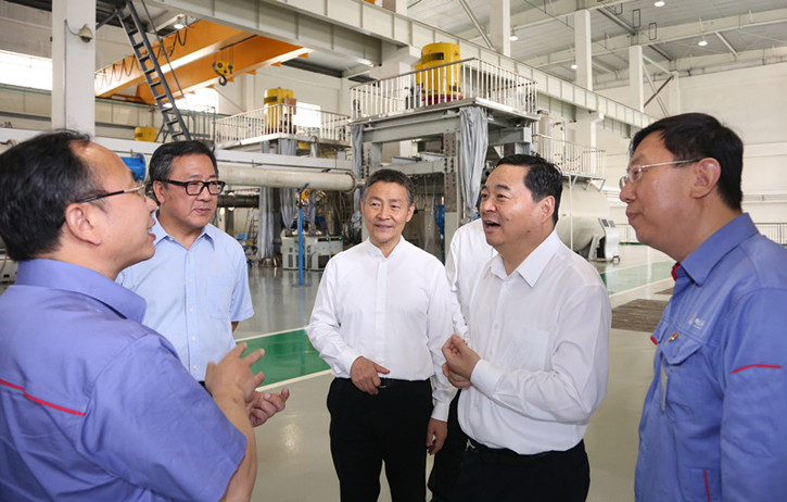 ������������ʱ����һ�߿Ƽ�ְԱ���뽻��